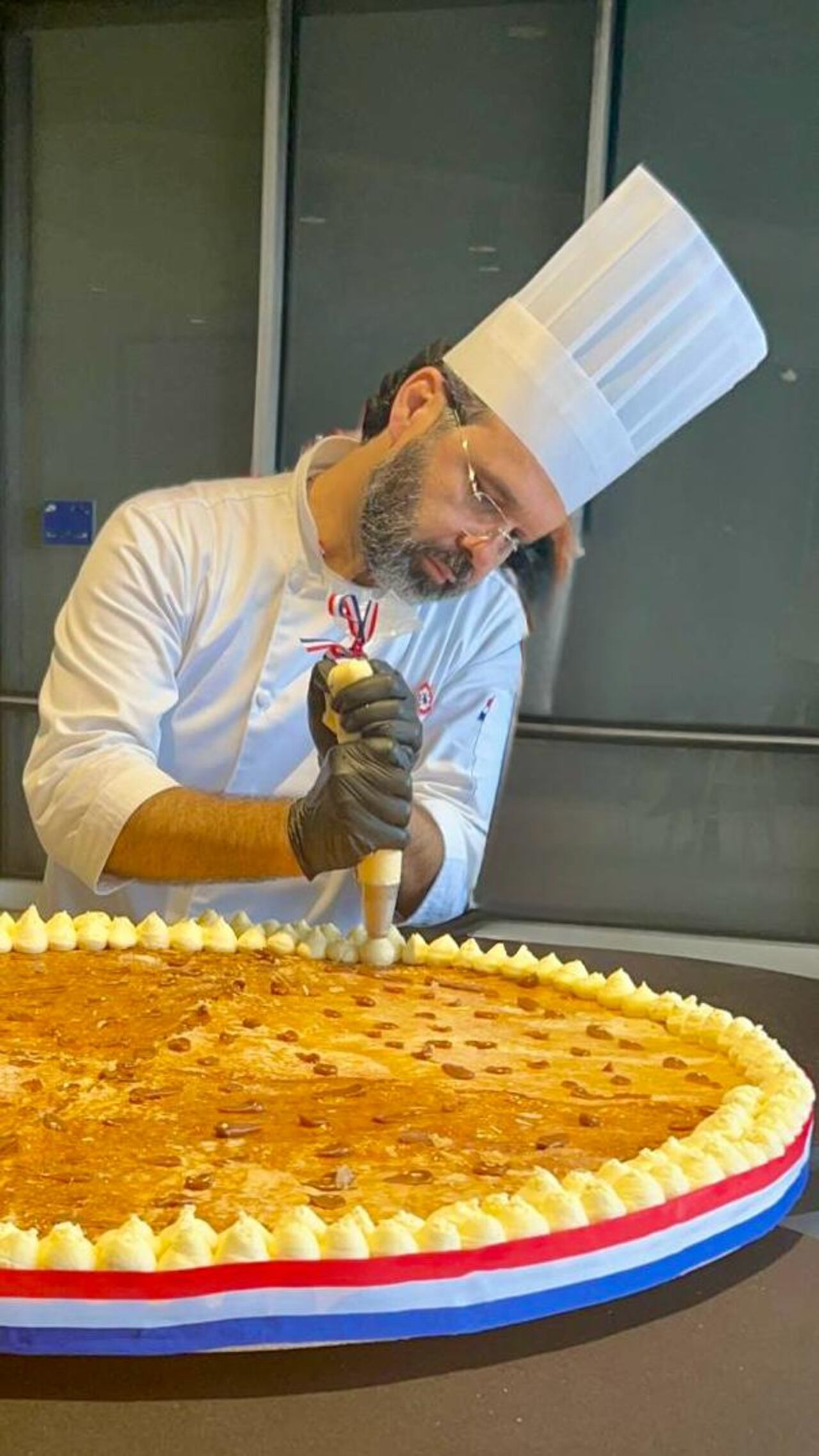 Preparó con mucho amor la torta de hojaldre.