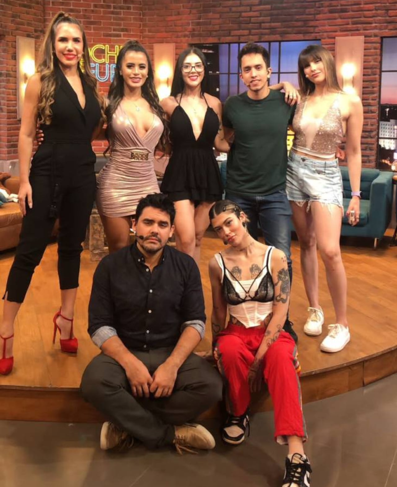 Marcia Báez (Miss Bombonazo) y Ale Beltrán (Princesa Bombonazo) junto con todo el equipo de "Noche de Furia". (FOTO: Gentileza)