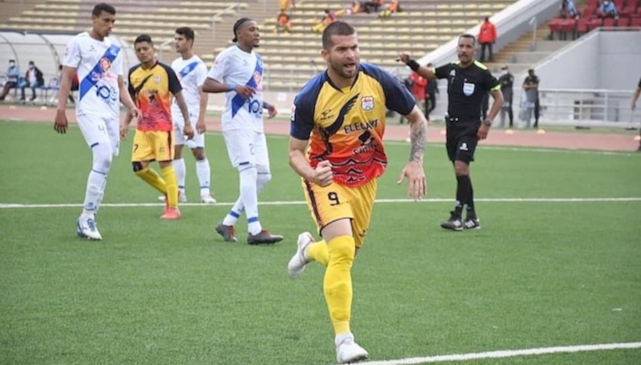 Festejo de gol durante su estadio en un equipo del fútbol peruano