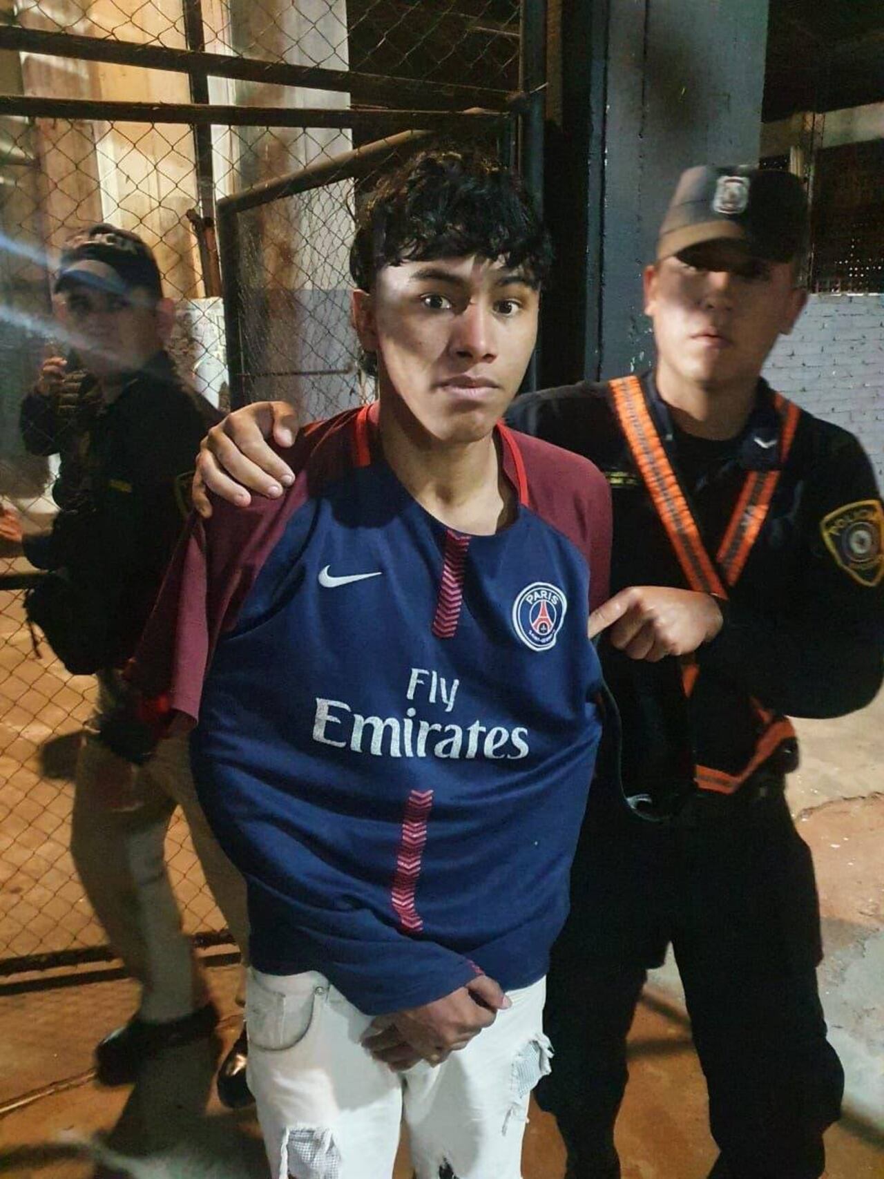 Uno de los detenidos tras la revisión del sistema de circuito cerrado. (Foto: @JohnWalterF)