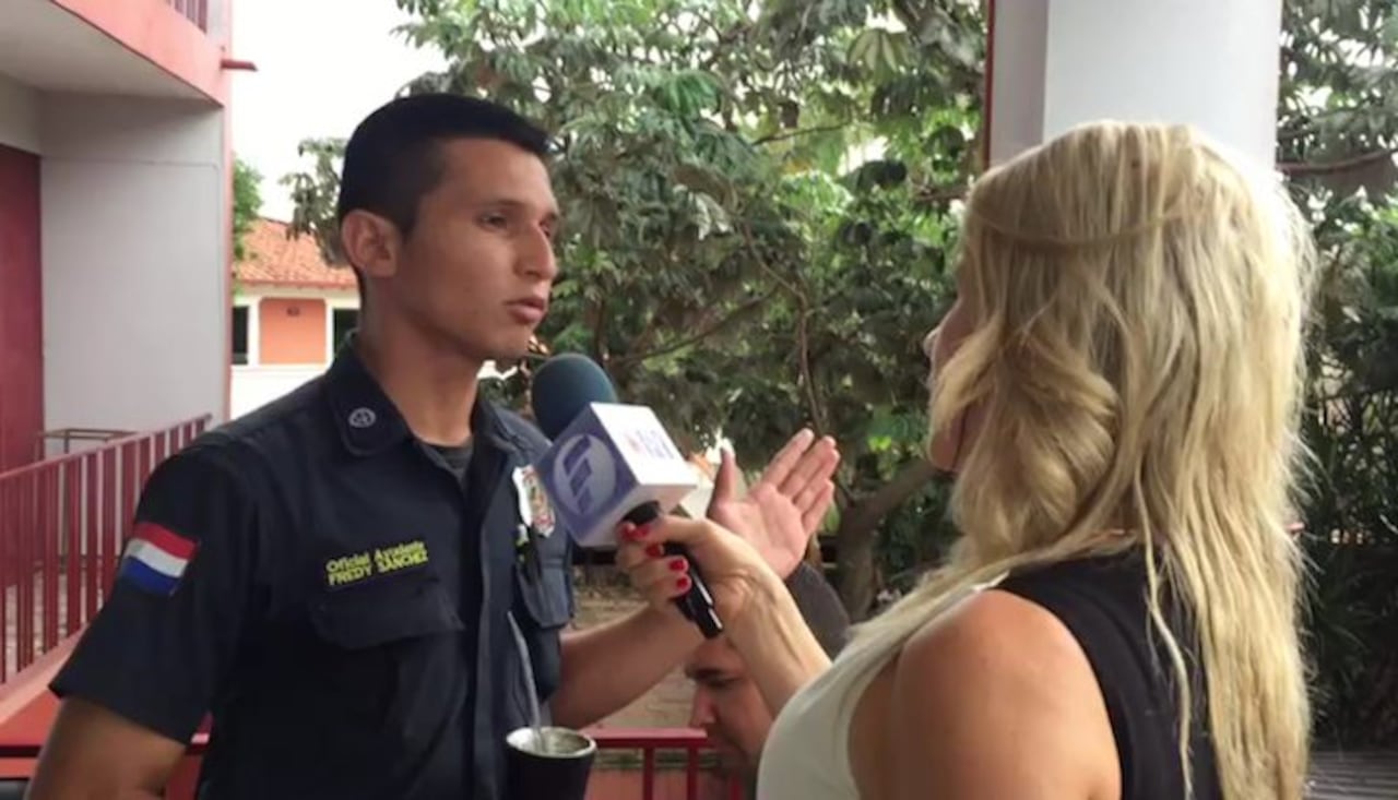 MOMENTO CANDENTE. Frente a las cámaras de televisión, la cronista y el oficial mantuvieron una acalorada discusión.