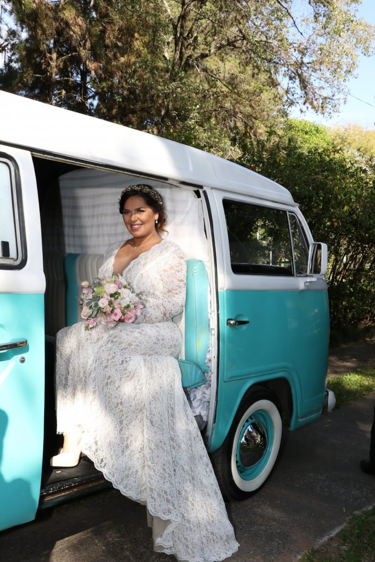 Lourdes Aguilar llegó a la boda
en una combi.