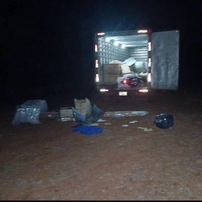 Delincuentes vaciaron camión de encomiendas