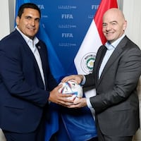 El capo de la FIFA felicitó al presi de la APF por su cumple