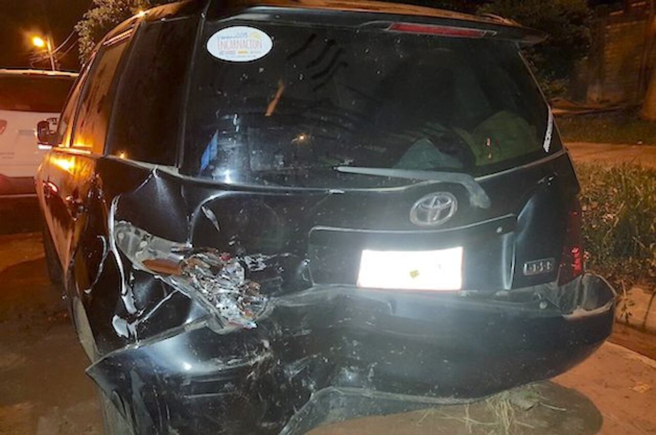 DURO GOLPE. Así es como quedó la parte trasera del rodado del comediante, un Toyota IST.
