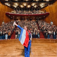 Simpática curepi llenó el BCP para show de humor