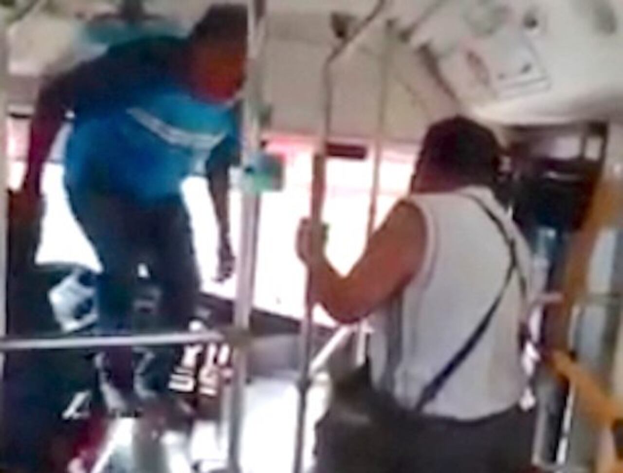 LO CAPTARON. Momento en que se disponía a ayudar al pasajero. (CAPTURA DE VIDEO)