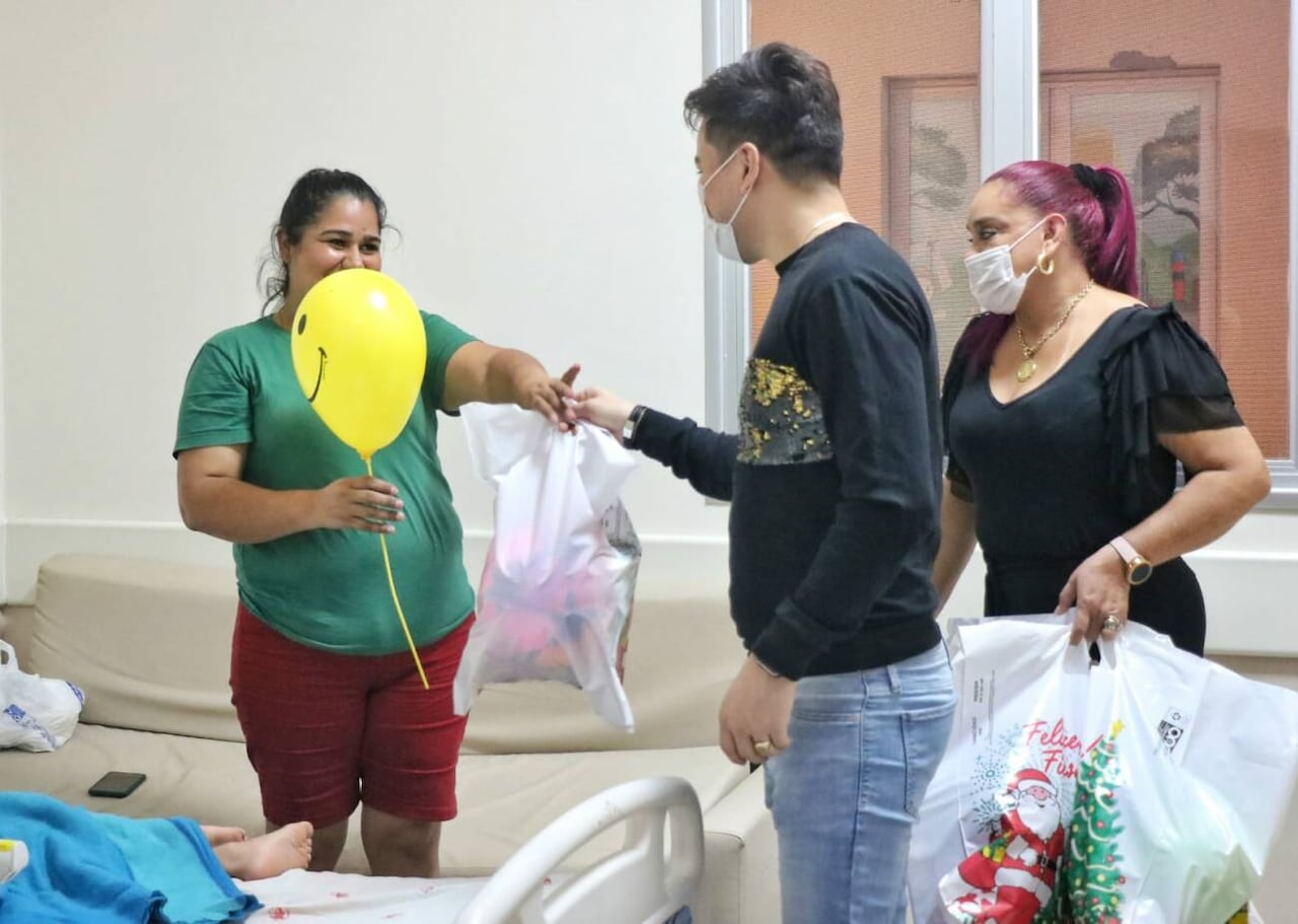 Deyner, repartiendo sus regalos. Foto: Nadia Monges/NacionMedia
