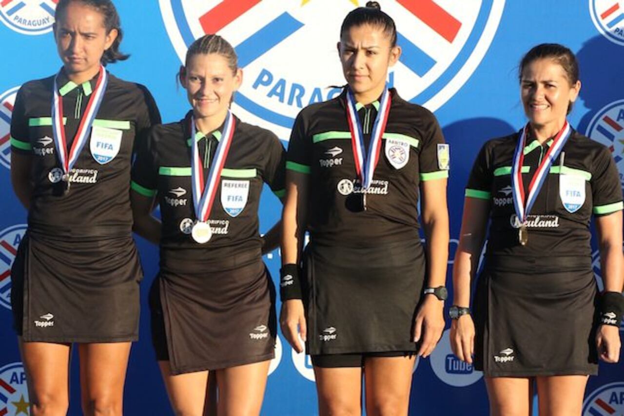 UN PRIVILEGIO. Así calificó Zulma Quiñónez (centro) la oportunidad que le dieron de ser árbitro principal de la final del torneo Clausura entre Cerro Porteño y Deportivo Capiatá. '