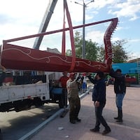Arpa de 4 metros llegó en grúa hasta el Centro Cultural de Pilar