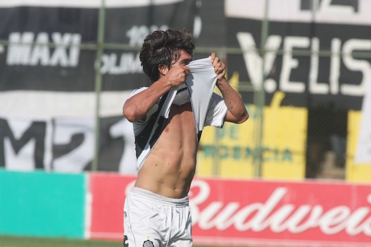 Marco Lazaga festejando su gol más especial en un superclásico.