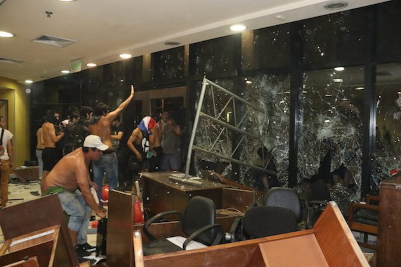 DESASTRE. La patoteada en el Congreso dejó personas heridas y daños materiales.