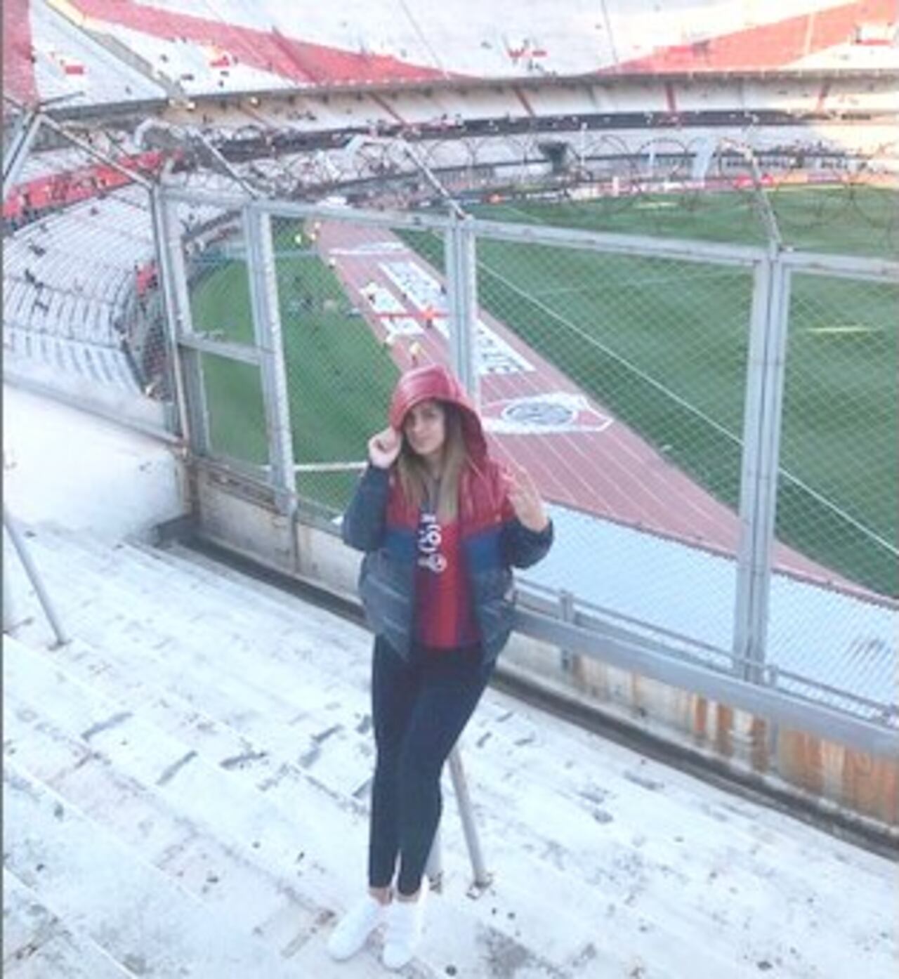 Otra modelo, Taty Giménez, también fue al estadio y muy bien abrigada.