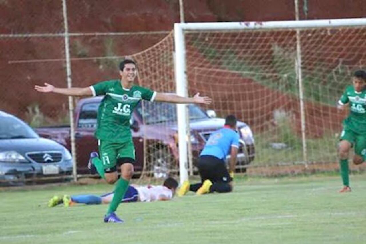 Aquí festejando un gol con la casaca de Paranaense, un grande de Alto Paraná.