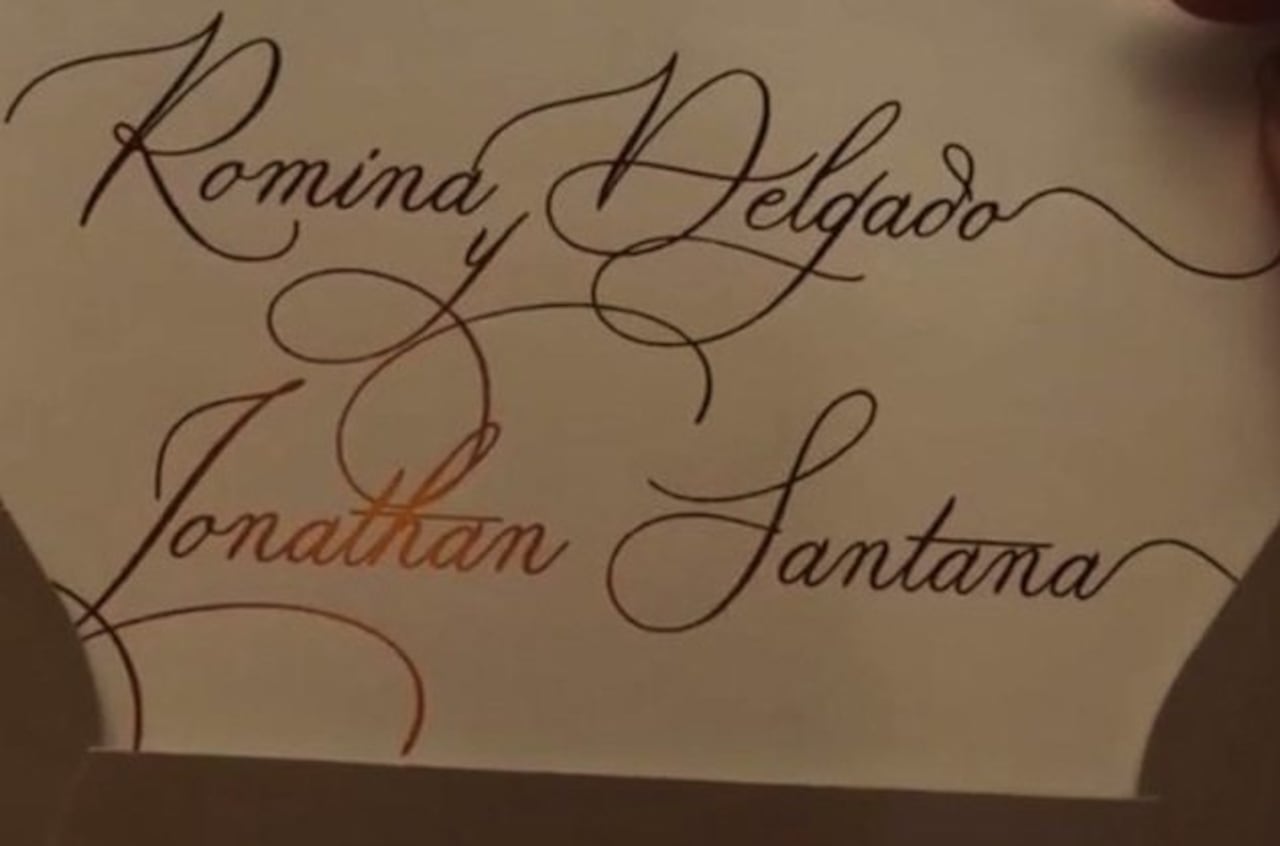 TARJETA. La tarjeta de invitación llegó a manos de cercanos a la pareja.