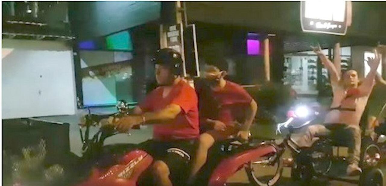 El conductor les pasea por toda la ciudad.