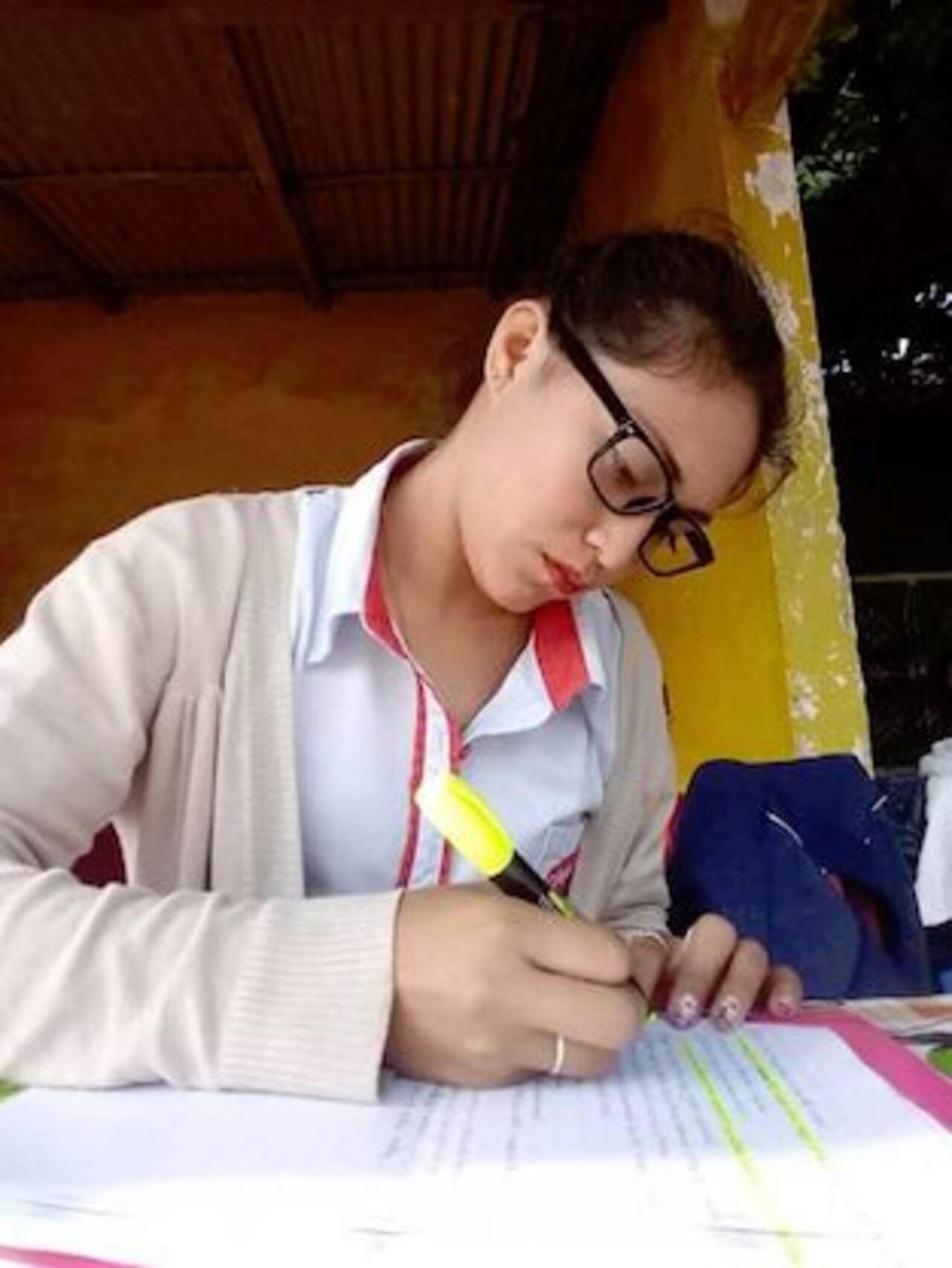 ESTUDIA. En medio de los descansos aprovecha para estudiar.