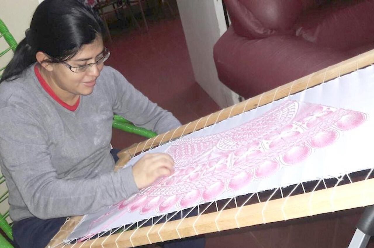 Romi, muy entusiasmada con una creación.