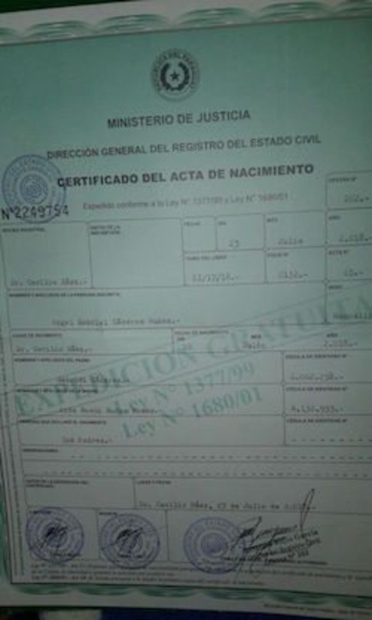 DOCUMENTO. El certificado de nacimiento del reciente hijo de Aída.