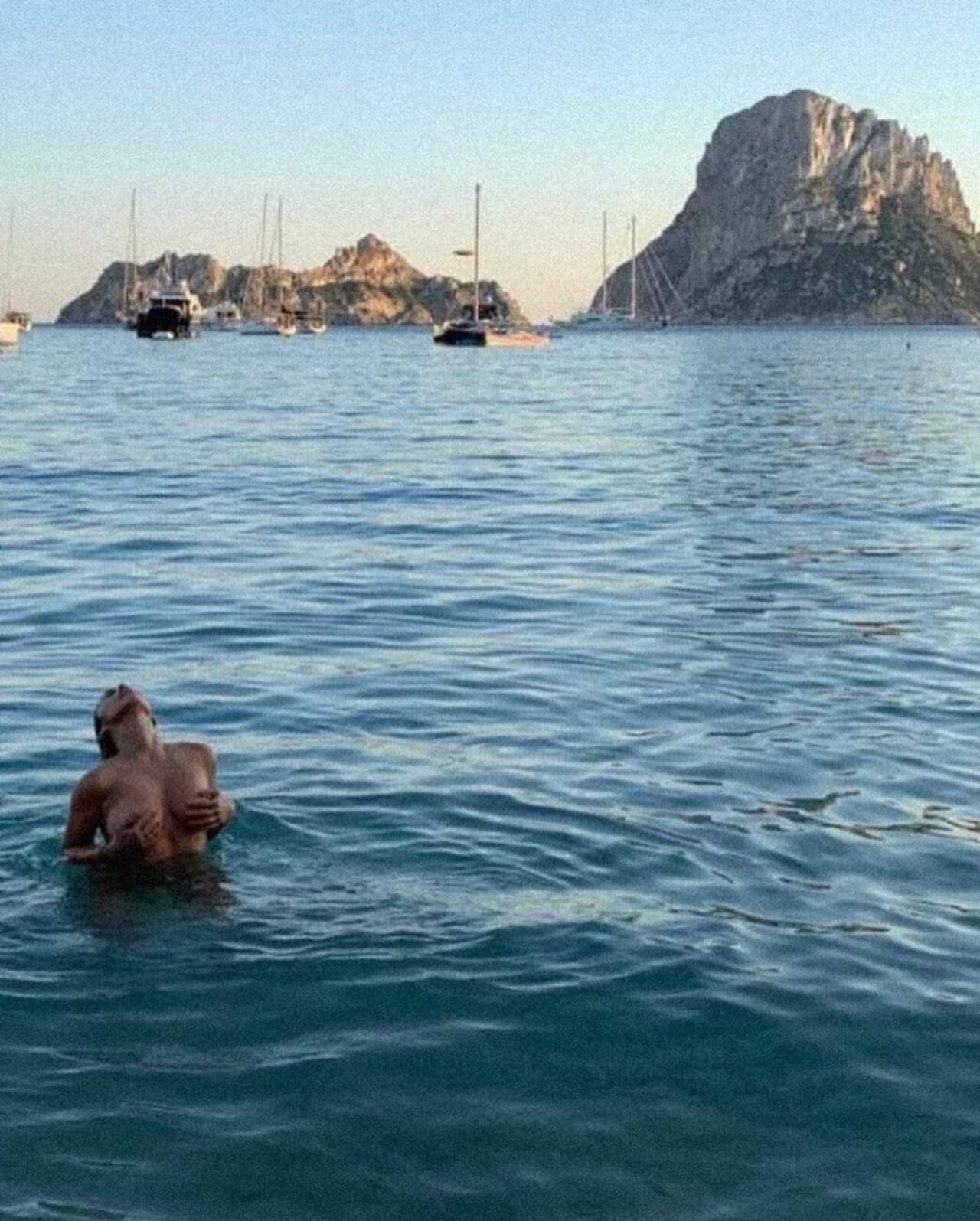 Desnuda, en sintonía con la naturaleza. @indiabelenlopez