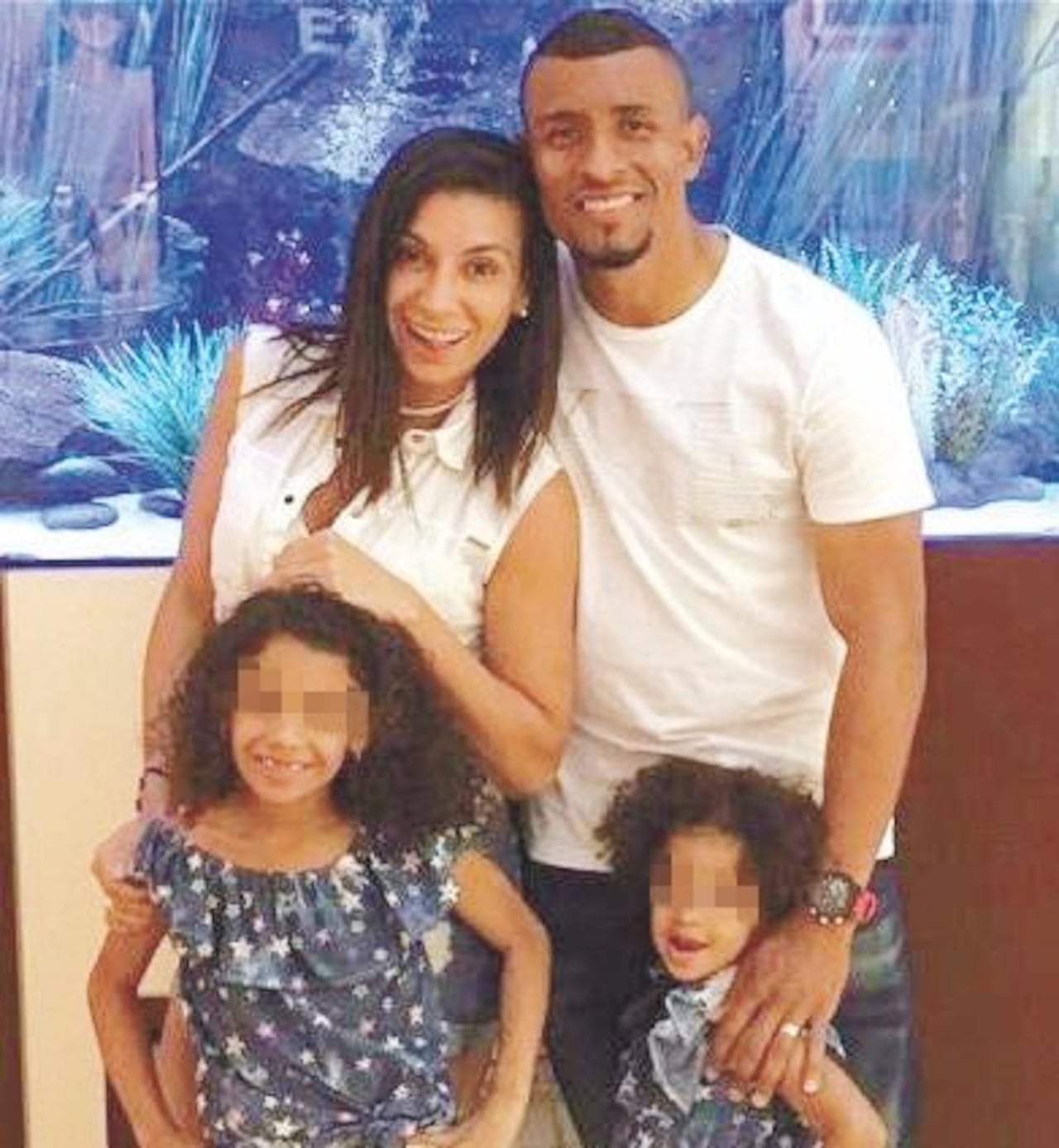 Con su esposa e hijas, con las que espera reunirse en breve.