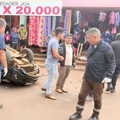 Quedó con las cuatro ruedas para arriba luego de choque vai