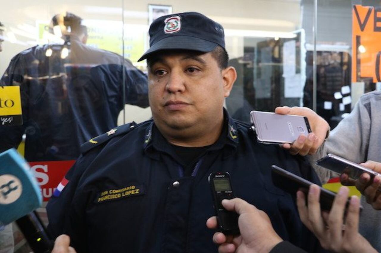 LA POLI. Subcomisario Francisco López.