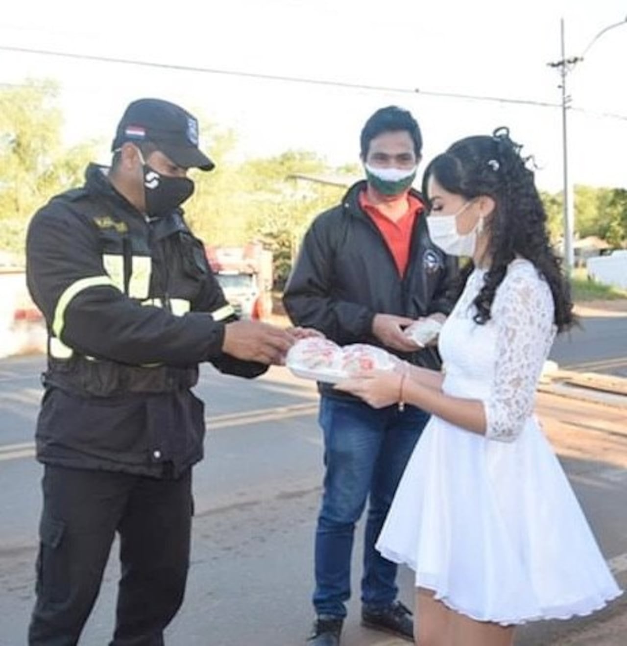 Aquí en compañía de los polis.