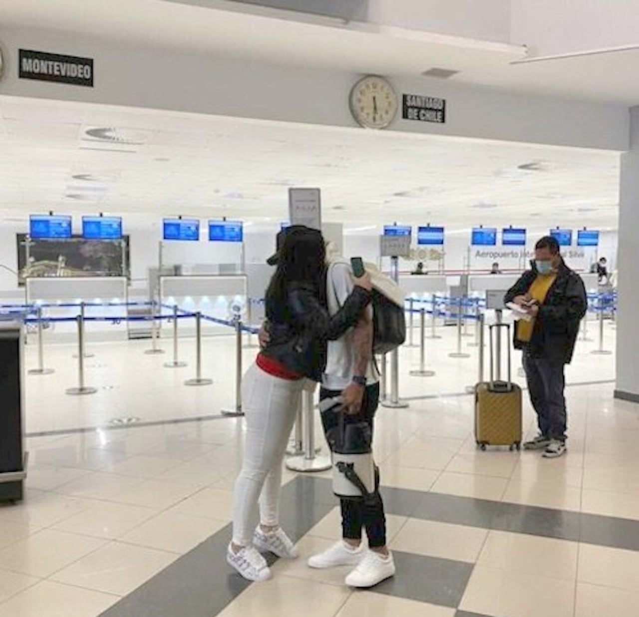 La despedida entre Jessica y Santiago fue muy emotiva en el aeropuerto.