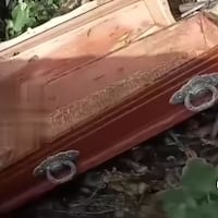 ¡Nadie sabe qué pasó! Ataúd aparece fuera de panteón