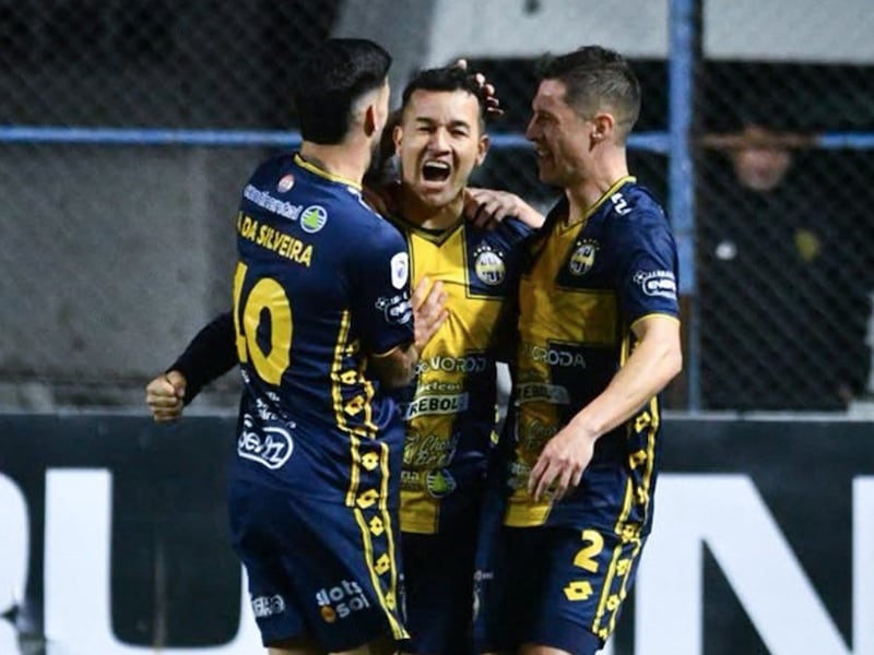 El Triki desplumó al Canario y ya está jey tercero
