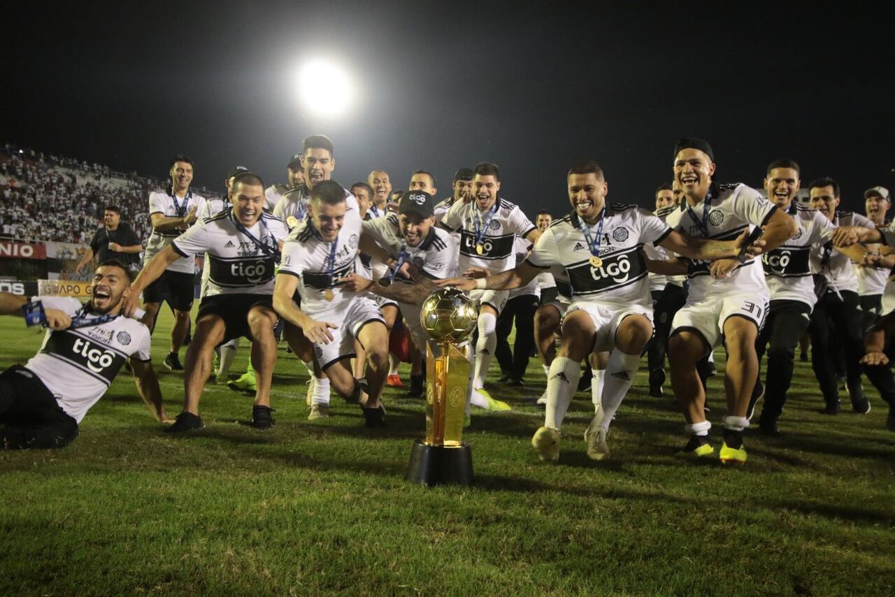 ¡Olimpia ya salió campeón! El festejo de los jugadores con la Copa del torneo Apertura 2019. ¡Salud, Rey de Copas!