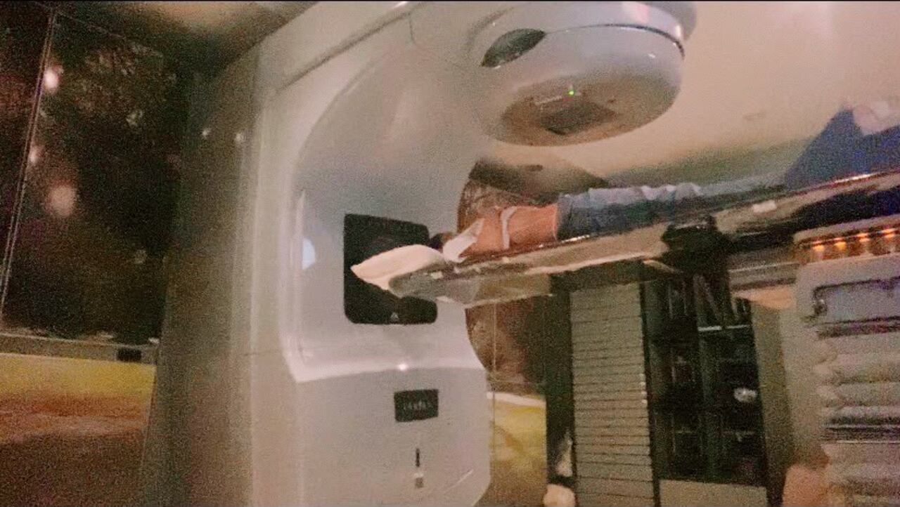 Se sometió a quimioterapia y radioterapia.