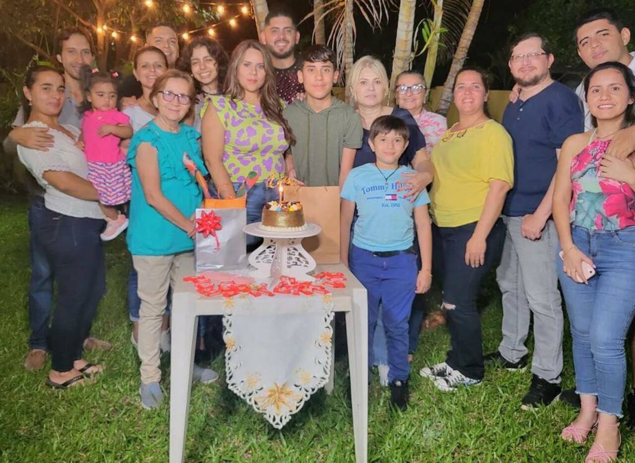 La cumpleañera con sus invitados, en su casa de Villarrica. @eli__villarrica