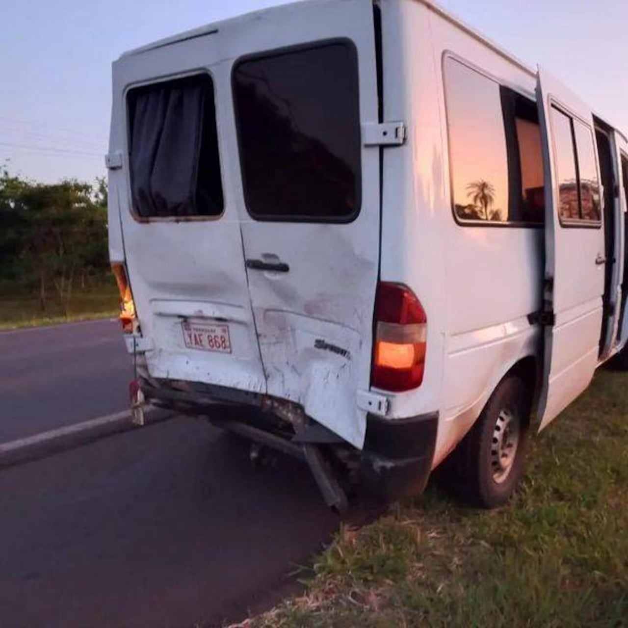 La camioneta del grupo fue chocada de hacia atrás.