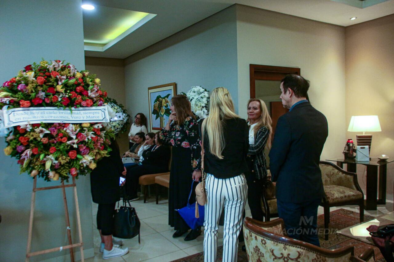 Sus amistades se acercaron al velerio a despedir al actor. Foto: Eduardo Velazquez