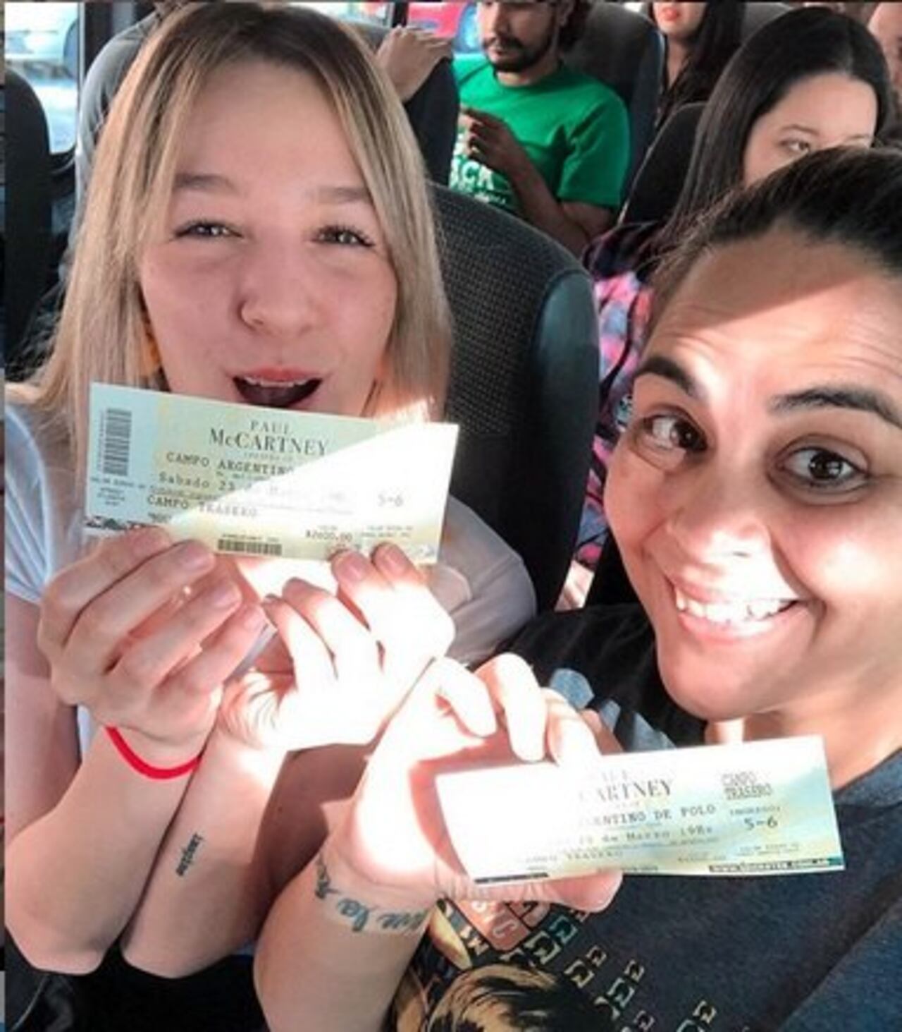Felices, Micaela y la ganadora de Montecarlo FM, con sus entradas en mano, a horas de disfrutar del concierto de Paul McCartney.