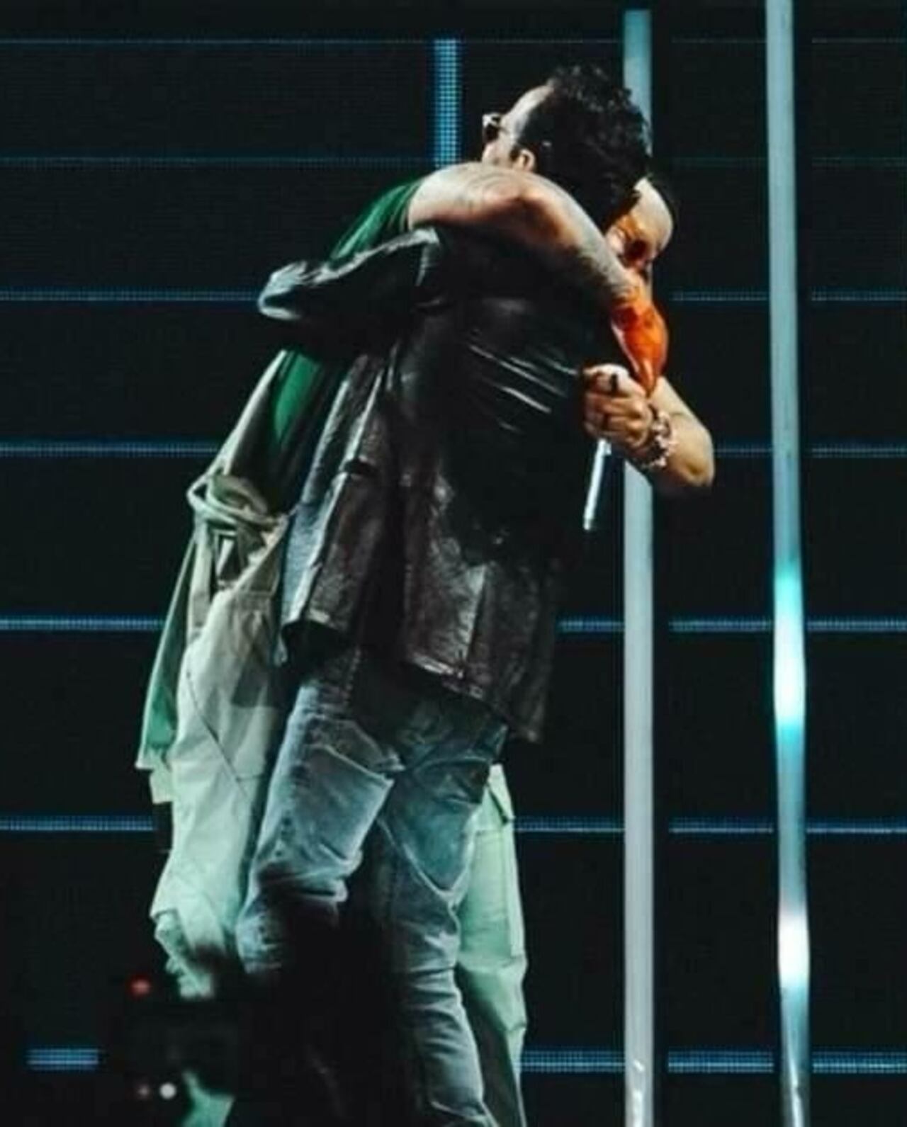 El fraternal abrazo entre Daddy Yankee y Marc Anthony en Miami. (FOTO: cibercuba.com)