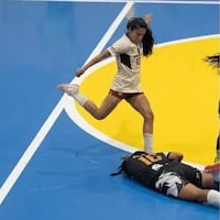 ¡Terrible! Pelotera le pateó la cabeza a su rapicha