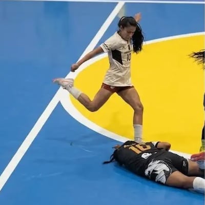 ¡Terrible! Pelotera le pateó la cabeza a su rapicha