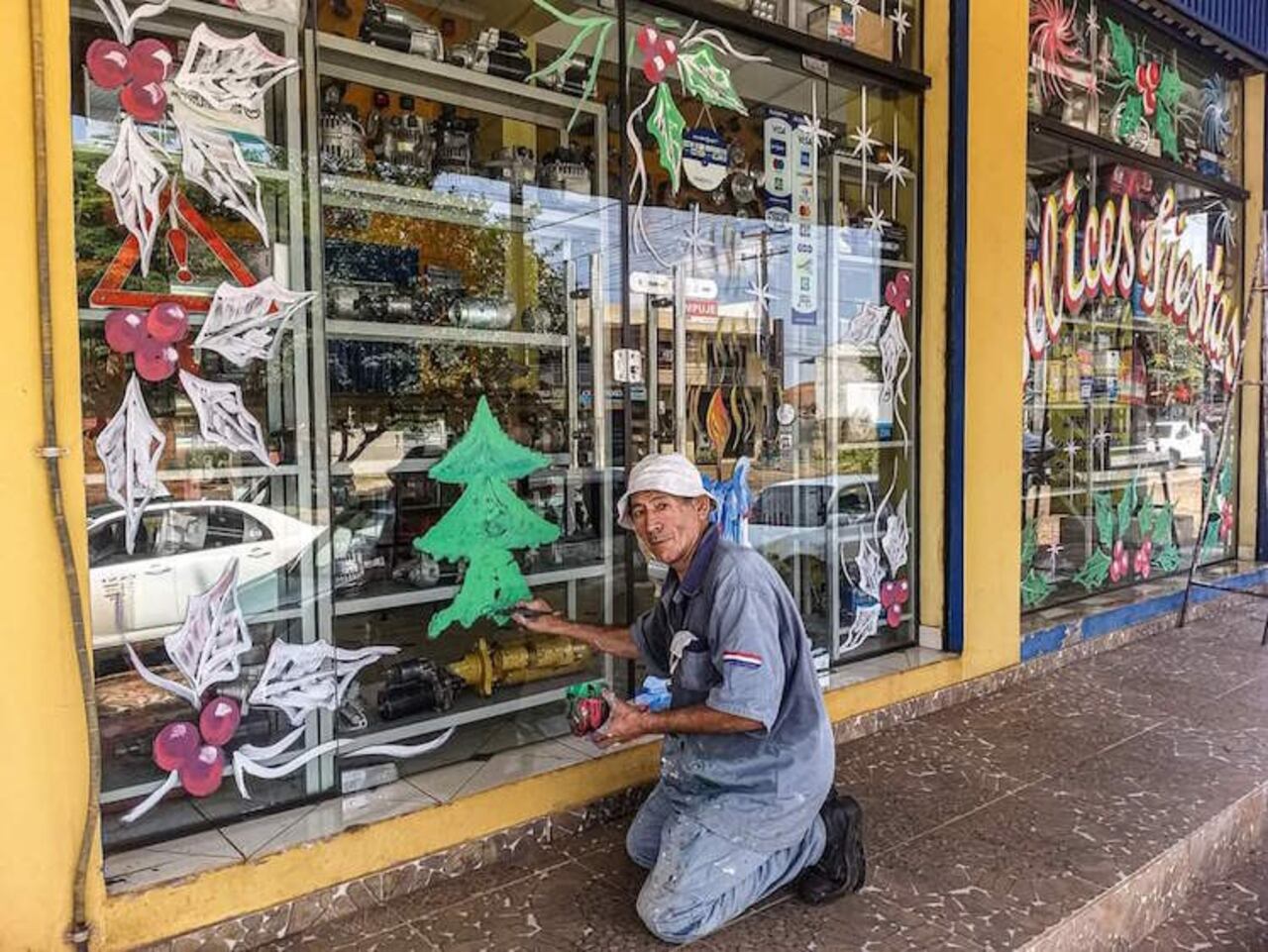 En su faceta de pintor, he’i que le va superbién... ¡hasta rechaza trabajos!