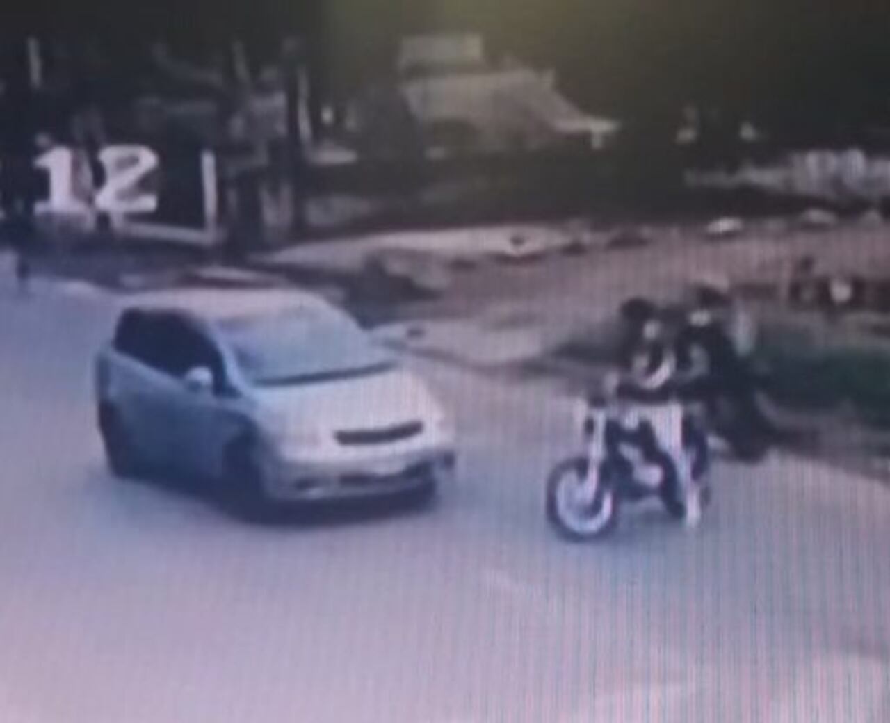 APUNTA Y PUM. Solís le cierra el paso al motoqueiro y de repente acelera.CAPTURA DE VIDEO