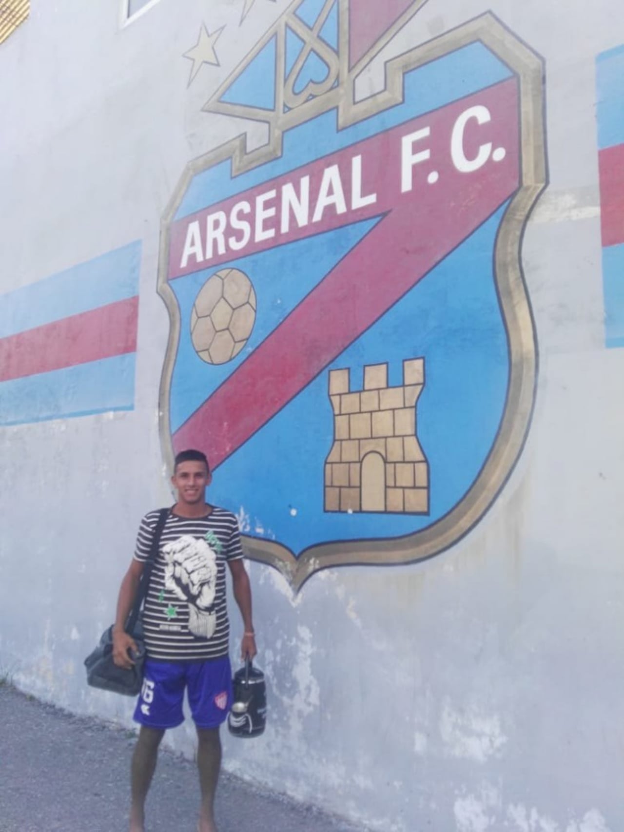 Júnior FernandoRolón Cantero frente a la sede del club Arsenal