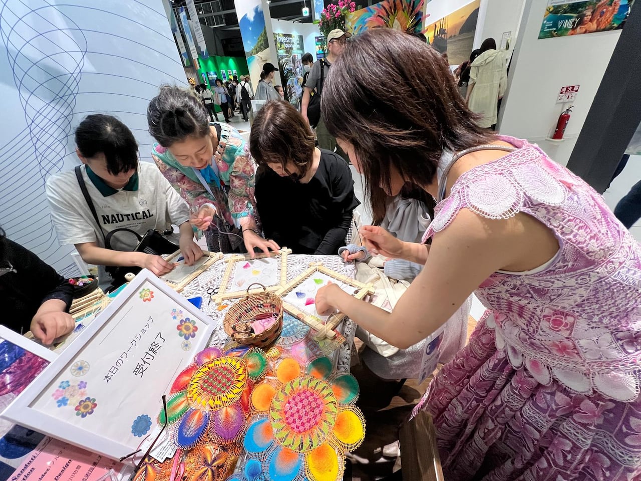 Elena Iwatami, tiene 130 alumnas a las que le enseña ñandutí en Japón.
