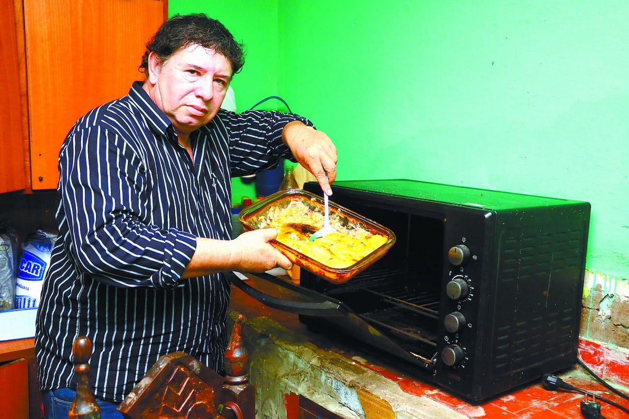 COCINERO. Mario Bracho, las veces que puede, se adueña de la cocina. Sus platos preferidos son todos los que se hacen de pescado.