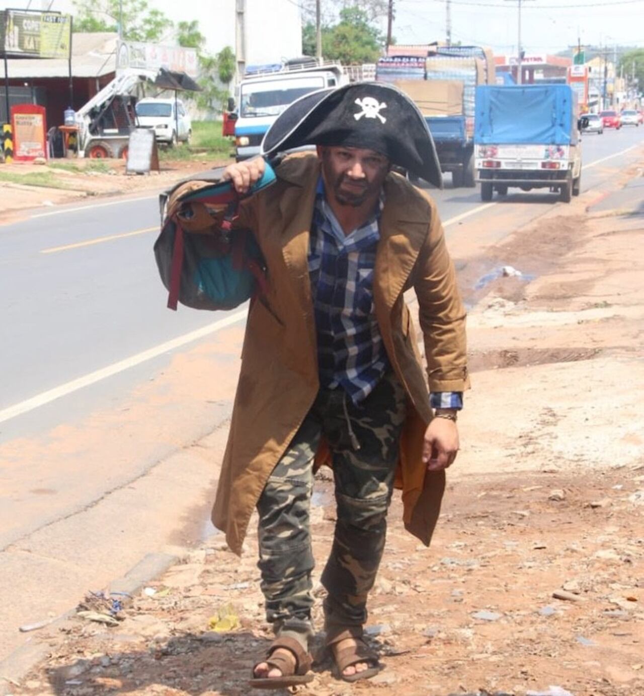 Con su bolsa y sombrero pirata, el “Karai Octubre” se acerca a probar también el jopara.