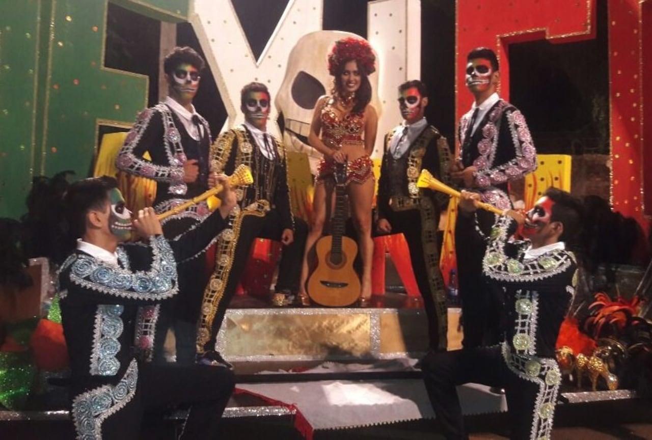 ONDA MÉXICO. La cantante sambista se lució vistiendo un traje bañado de piedras y unos bailarines a su lado.