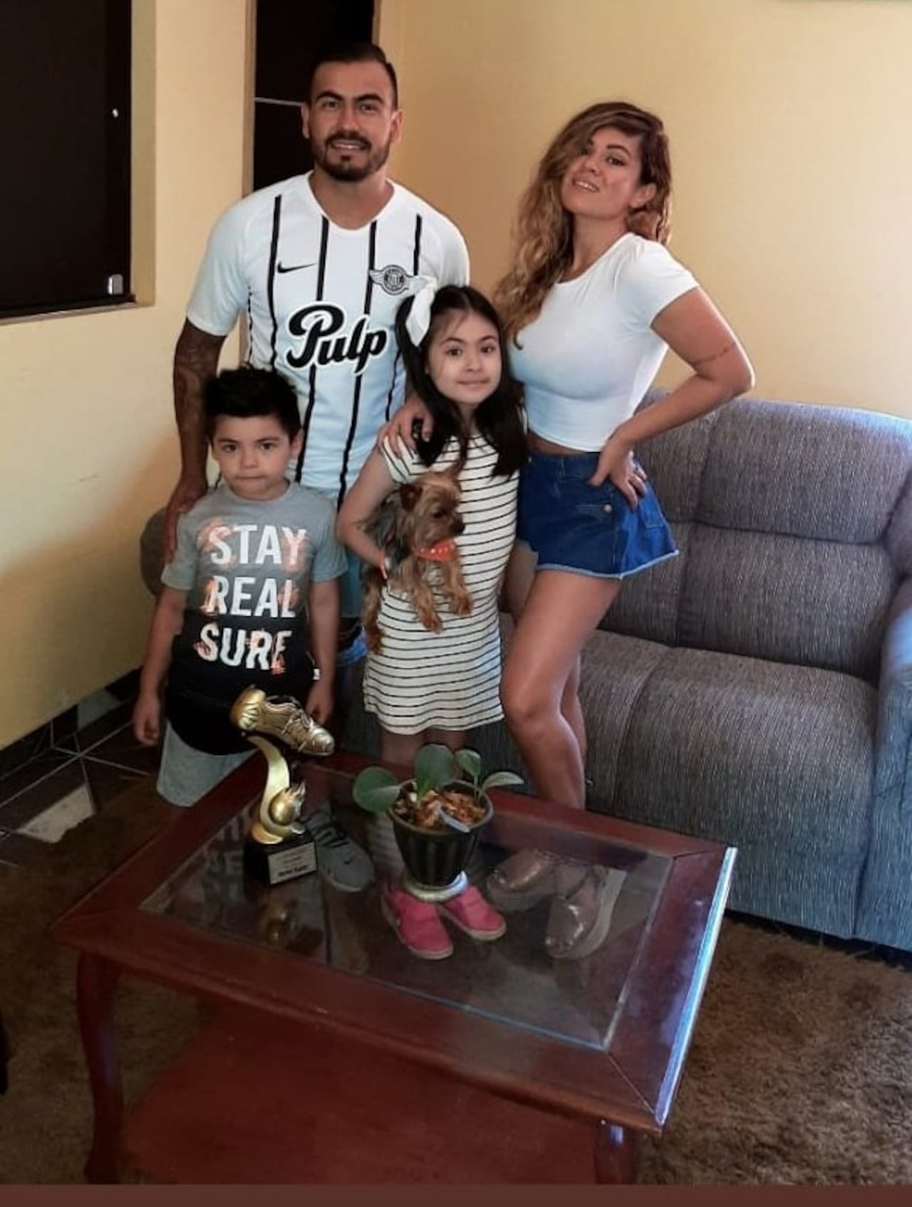 Manuel en compañía de sufamilia.