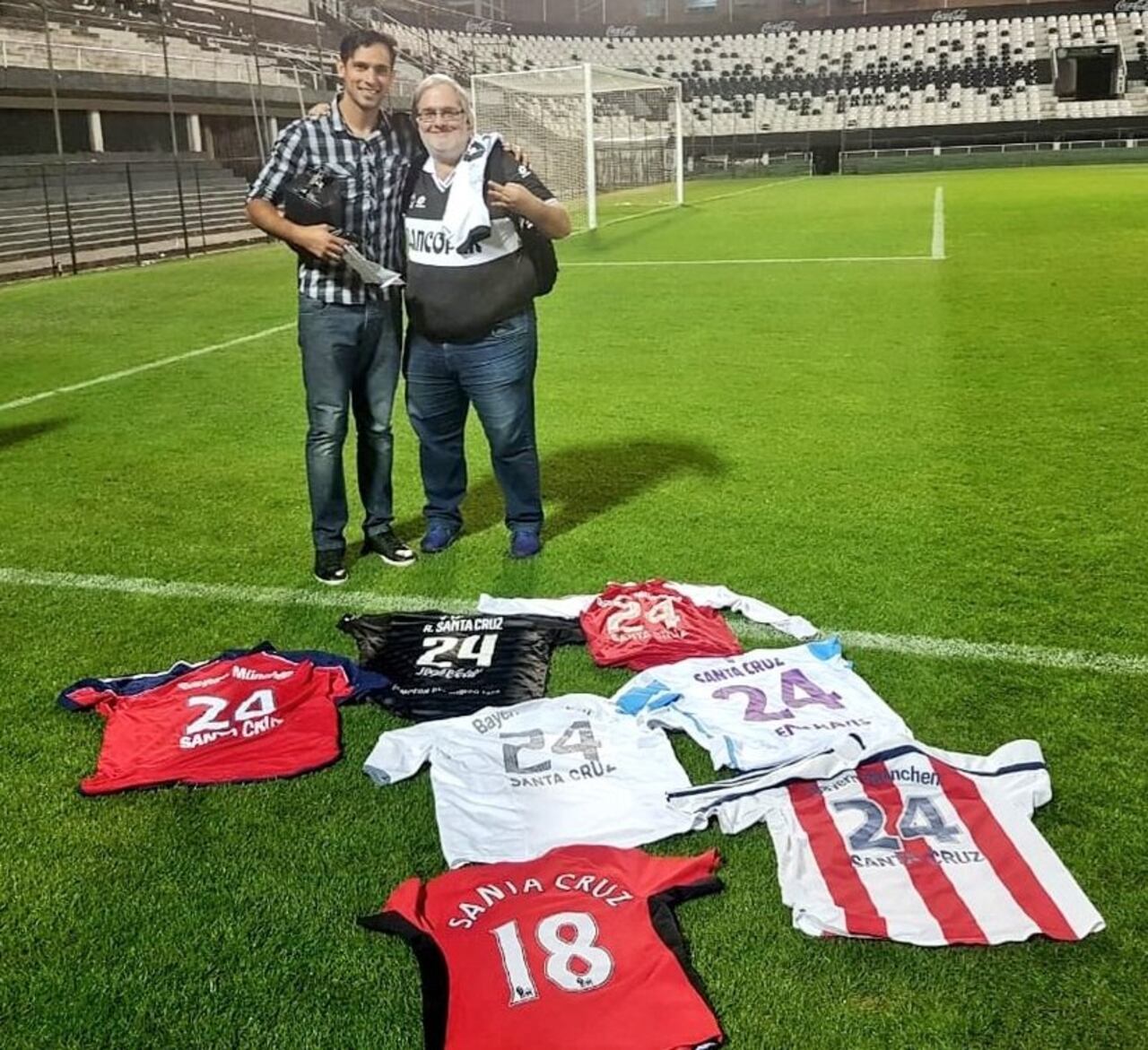 Roque posa feliz al lado de Víctor Hermosilla, quien colecciona camisetas realmente fantásticas del “Baby Gol”.