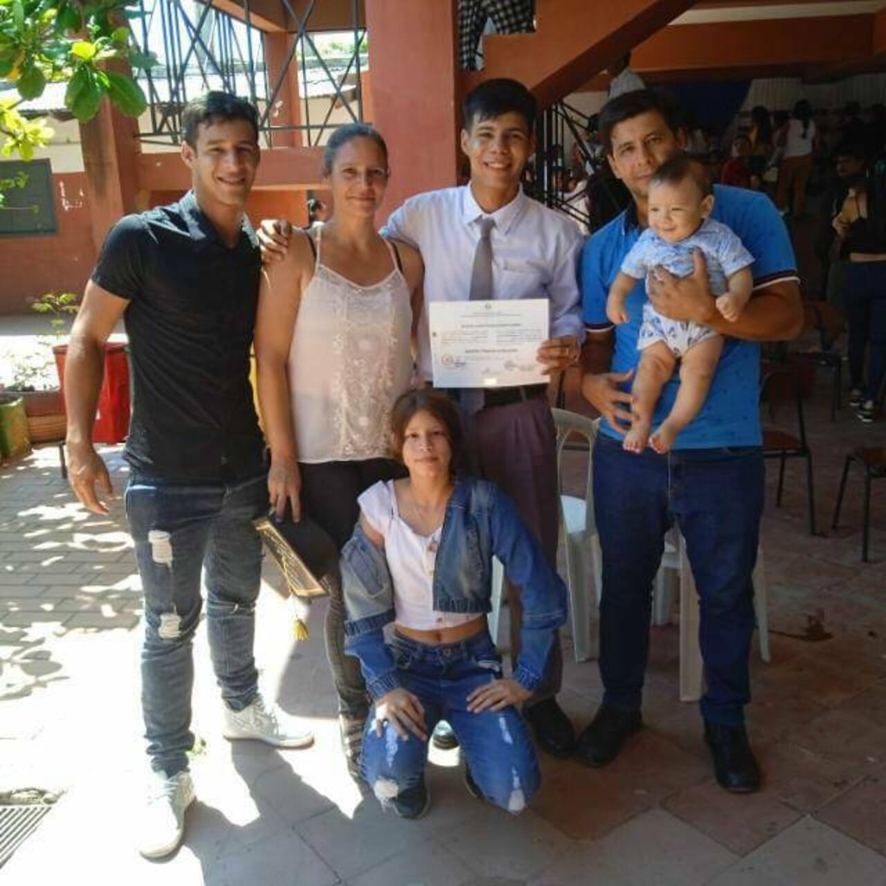 Don Rolando, junto con su familia a quienes inculca el valor de la honestidad. (Gentileza)